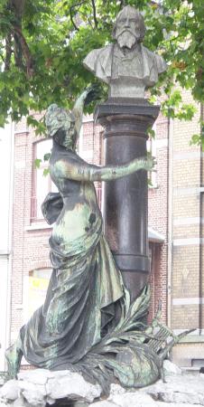 Ensemble du monument à Emmanuel Hiel par Émile Namur