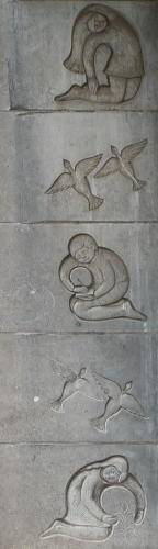 Relief gauche, entrée de l'école du Chant d'Oiseau par Paul Boedts