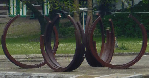 Arcs par Bernar Venet