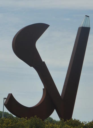 Sculpture d'accueil au sortir de l'autoroute